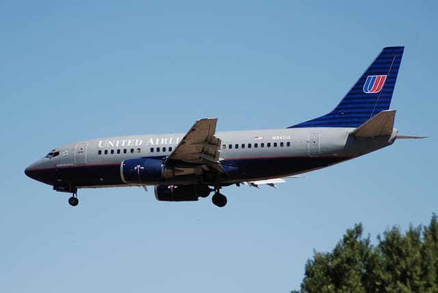 N941UA - Twin-engine aircraft