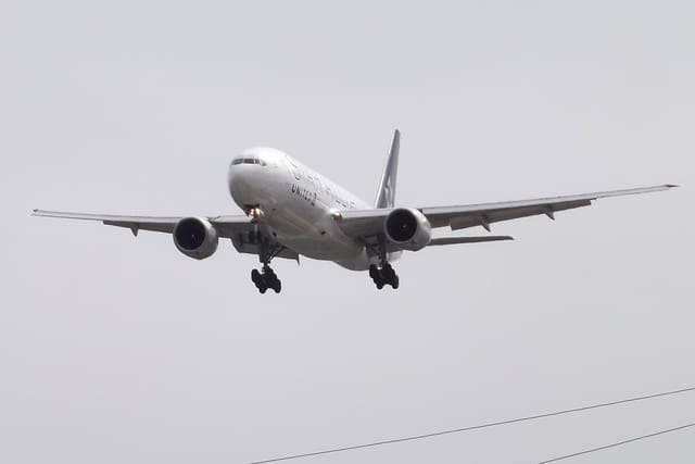 N218UA - Twin-engine aircraft