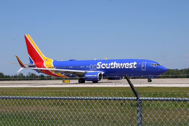 N8605E - Twin-engine aircraft