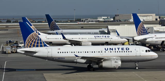 N813UA - Twin-engine aircraft