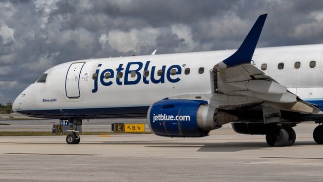 N187JB - Twin-engine aircraft