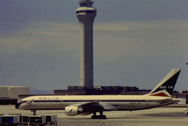 N665DN - Twin-engine aircraft