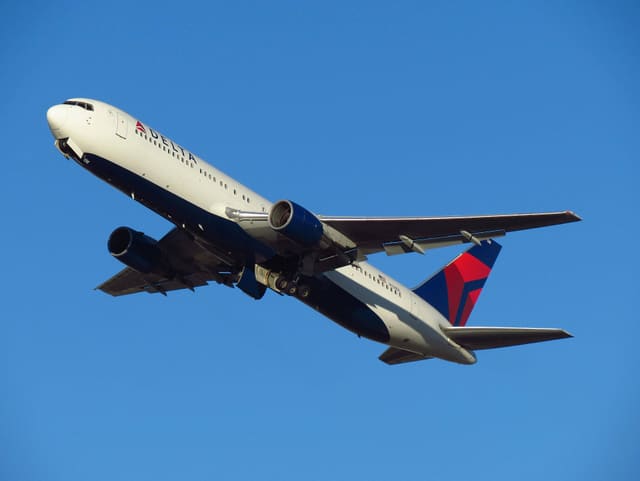 N138DL - Twin-engine aircraft