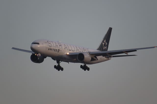 N218UA - Twin-engine aircraft