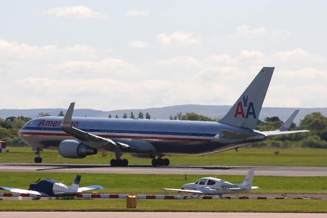 N389AA - Twin-engine aircraft