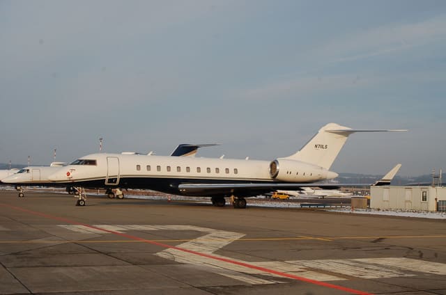 N711LS - Business jet