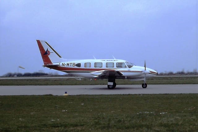 LN-MTB - Twin-engine aircraft
