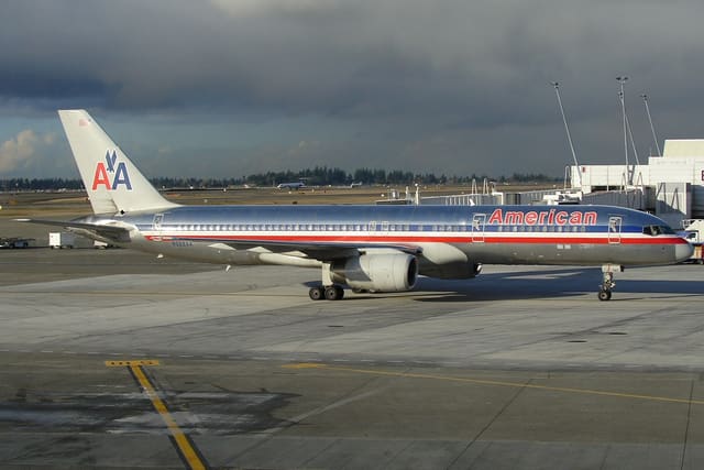 N652AA - Twin-engine aircraft