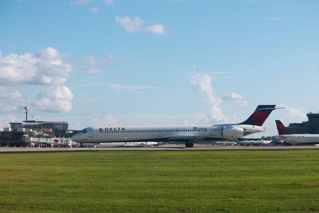 N935DN - Twin-engine aircraft