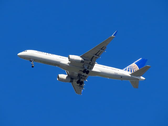 N14121 - Twin-engine aircraft