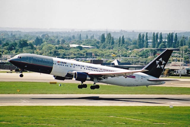 N653UA - Twin-engine aircraft