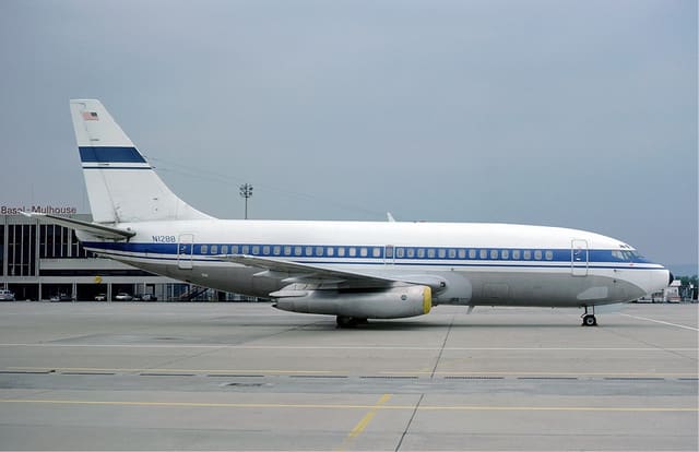 N1288 - Twin-engine aircraft
