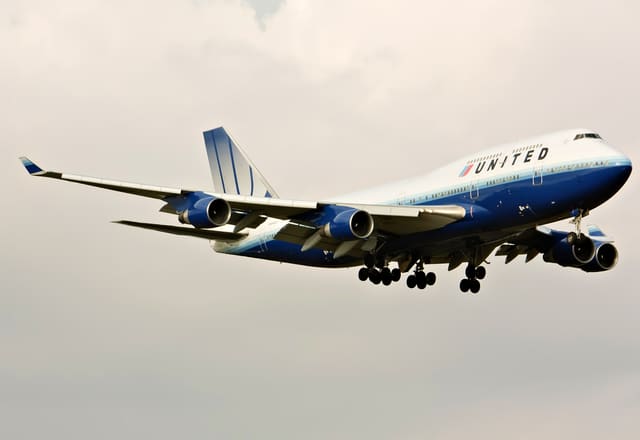 N104UA - Boeing