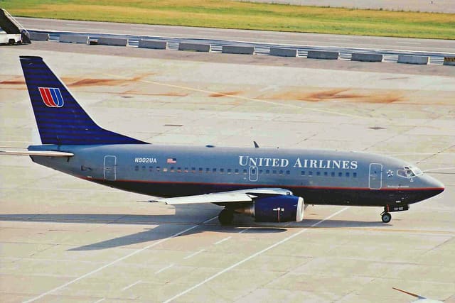 N902UA - Twin-engine aircraft