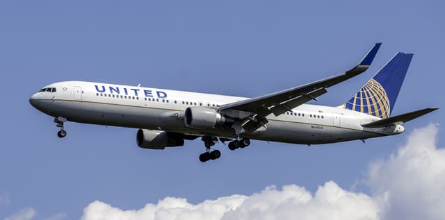 N644UA - Twin-engine aircraft