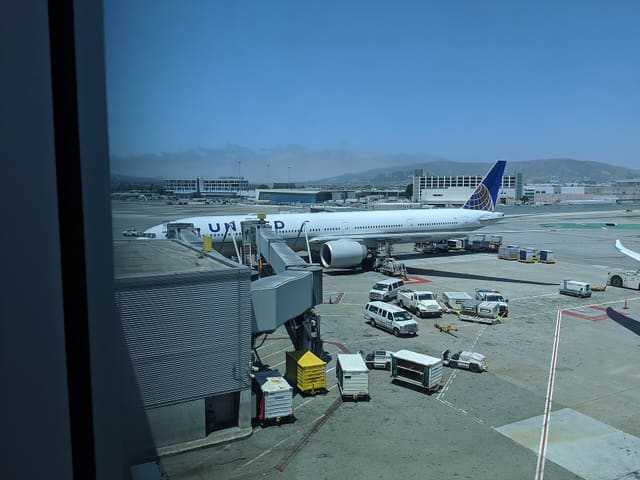 N2737U - Twin-engine aircraft