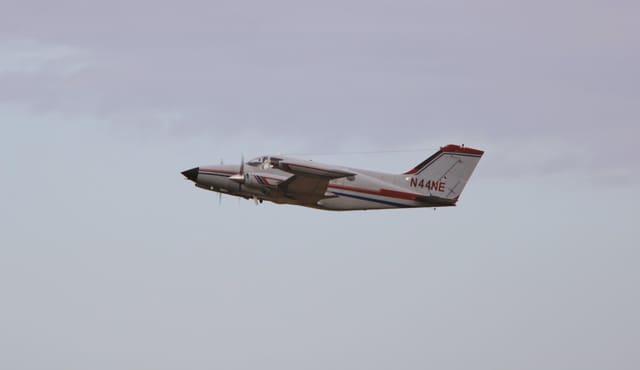 N44NE - Twin-engine aircraft
