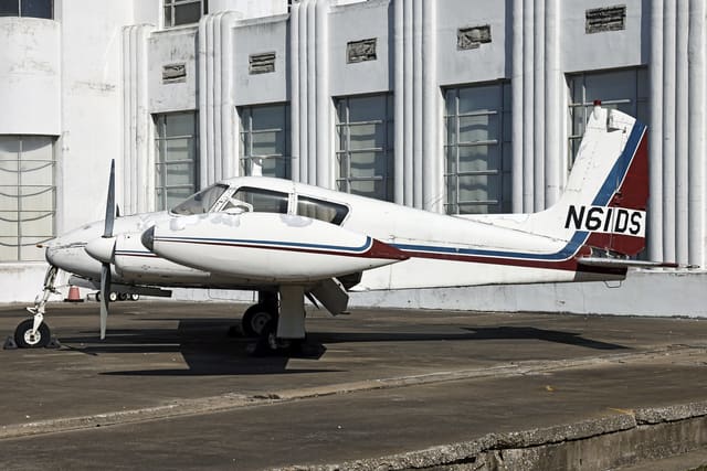 N61DS - Twin-engine aircraft