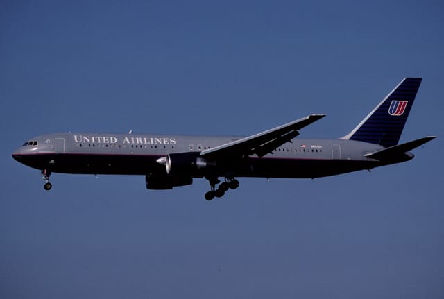 N661UA - Twin-engine aircraft