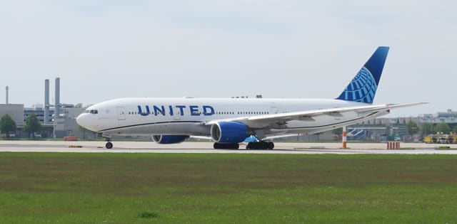 N798UA - Twin-engine aircraft