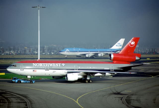 N240NW - Douglas