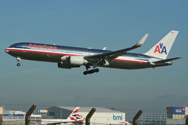 N362AA - Twin-engine aircraft