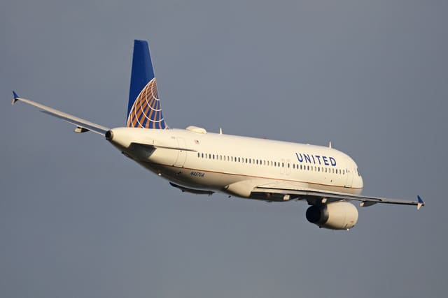 N457UA - Twin-engine aircraft