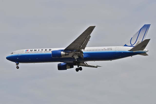 N649UA - Twin-engine aircraft