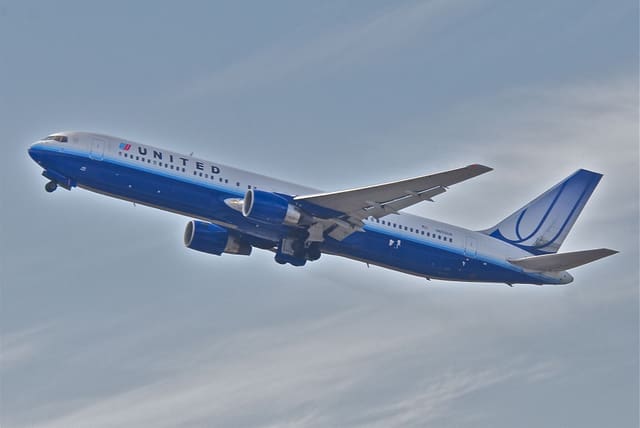 N655UA - Twin-engine aircraft