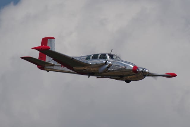 N3670B - Twin-engine aircraft