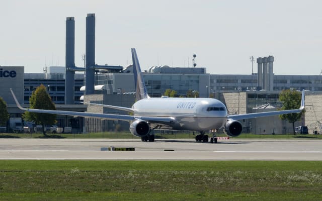N662UA - Twin-engine aircraft