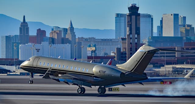 N77UF - Business jet