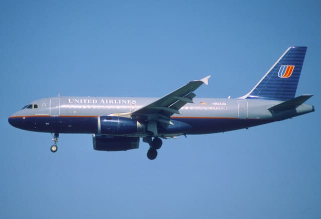N833UA - Twin-engine aircraft