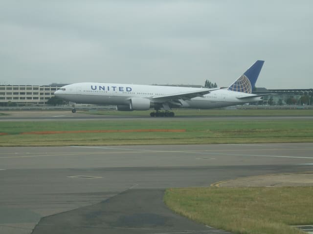 N768UA - Twin-engine aircraft
