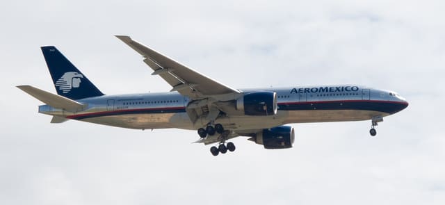 N745AM - Twin-engine aircraft