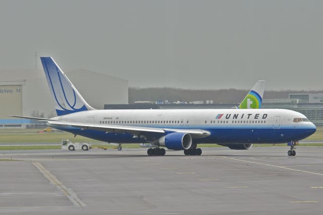 N659UA - Twin-engine aircraft