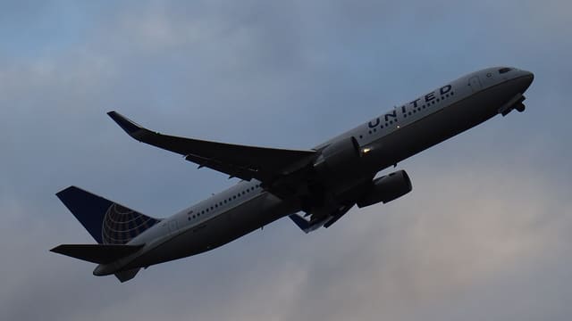 N670UA - Twin-engine aircraft
