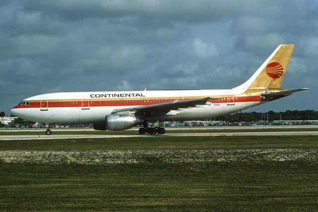 N11984 - Twin-engine aircraft