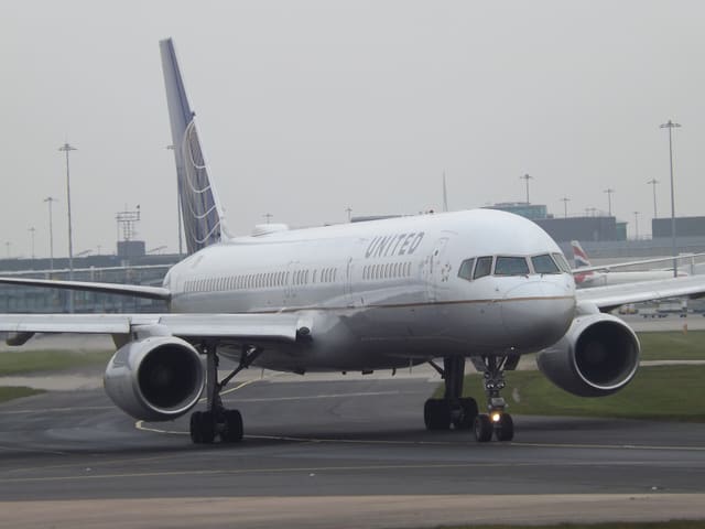 N33103 - Twin-engine aircraft