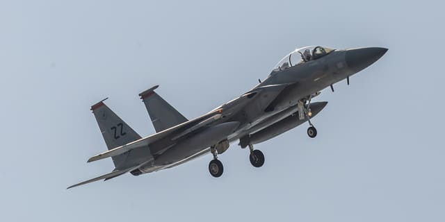 - Twin-engine aircraft