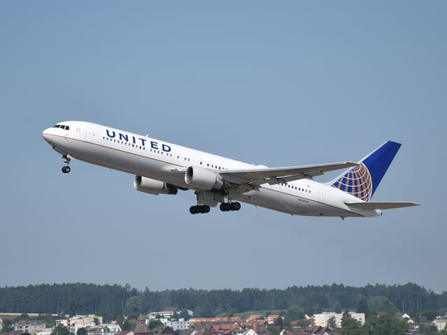 N659UA - Twin-engine aircraft