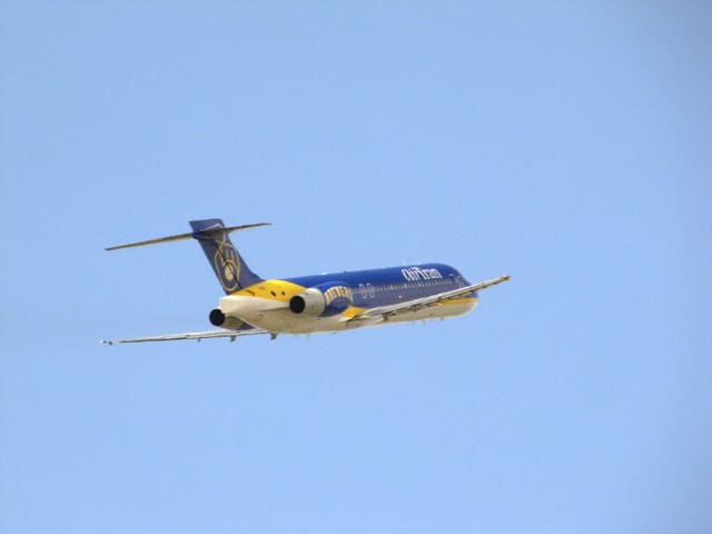 N932AT - Twin-engine aircraft