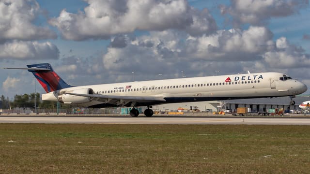 N914DN - Douglas