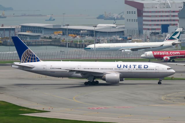 N796UA - Twin-engine aircraft