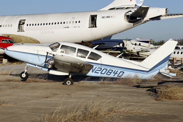N2084Q - Twin-engine aircraft
