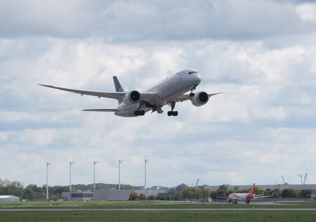 N26952 - Twin-engine aircraft