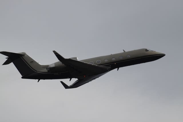N7UF - Business jet