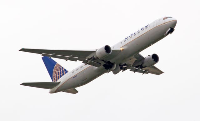N663UA - Twin-engine aircraft