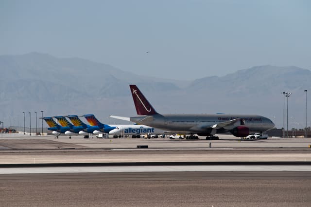 N789UA - Twin-engine aircraft