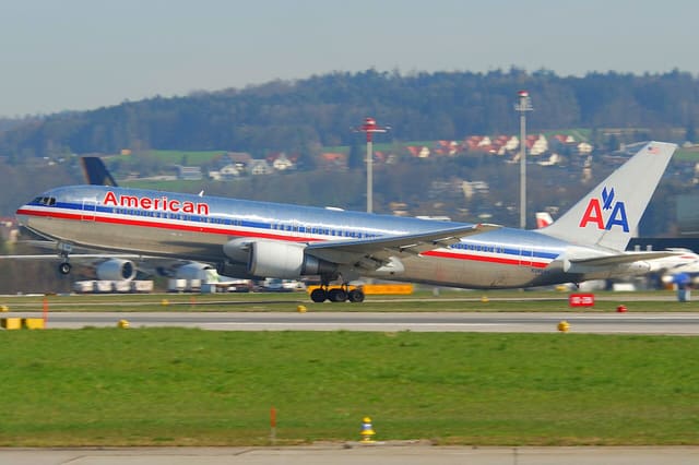 N386AA - Twin-engine aircraft
